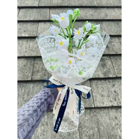 Buket Lily Putih Kawat Bulu